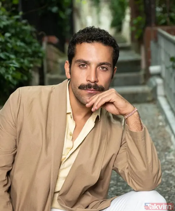 Dizide Asuman ile sevgili olan Süvarioğlu, sosyal medya hesabından gerçek sevgilisini paylaştı. Cihat Süvarioğlu ve sevgilisinin pozuna binlerce beğeni ve...