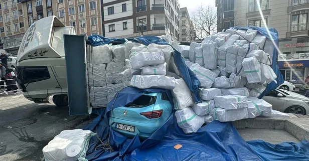 Son dakika: Esenyurt'ta feci kaza! İplik yüklü kamyon devrildi 4 araç kullanılamaz hale geldi