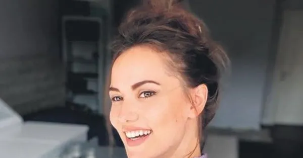 Kurulus Osman In Yildizi Burak Ozcivit In Esi Fahriye Evcen Yaptigi Paylasimla Instagram I Renklendirdi Takvim
