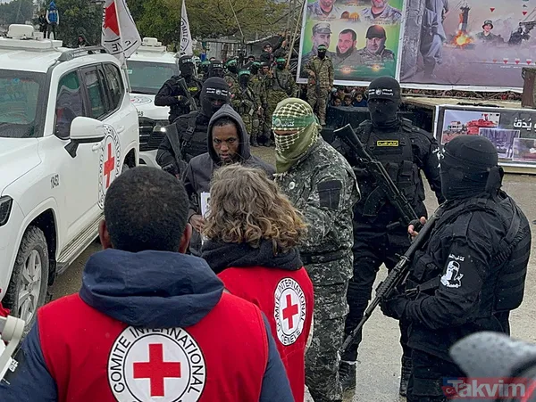 Kassam Tugayları’ndan takas alanında dünyaya mesaj: Ayakkabılarınızı çıkarın - 3