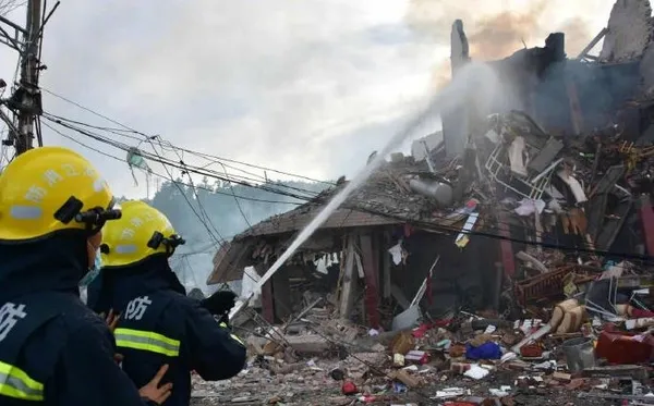 cinde-yoldan-cikan-yakit-tankerinde-patlama-cok-sayida-olu-ve-yaralilar-var-1592056373320.jpg Çin’de yoldan çıkan yakıt tankerinde patlama: Çok sayıda ölü ve yaralı var-2