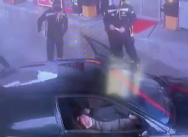 istanbul-sultanbeylide-esinin-hastaneye-yetistirmeye-calistigi-hamile-kadin-akaryakit-istasyonunda-dogurdu-1618988345397.jpg İstanbul Sultanbeyli'de eşinin hastaneye yetiştirmeye çalıştığı hamile kadın akaryakıt istasyonunda doğurdu-4