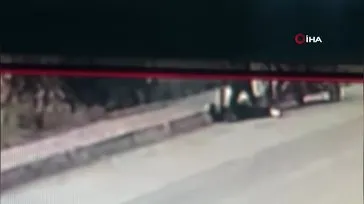 Hatay’da kan donduran olay kamerada! Baba oğlunu yol kenarında bıçaklayarak böyle öldürdü