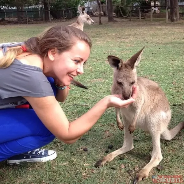 Kısacık sarı saçları ve mavi elbisesiyle bu küçük kızı tanıyabildiniz mi? Fotoğraf seneler öncesinden ama bakışlar hala aynı - 5