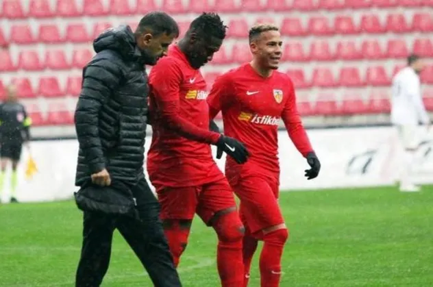 Kayserispor'da Asamoah Gyan sakatlandı
