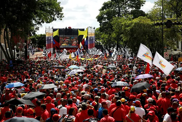 Venezuela'da Maduro yanlıları sokaklara döküldü-2