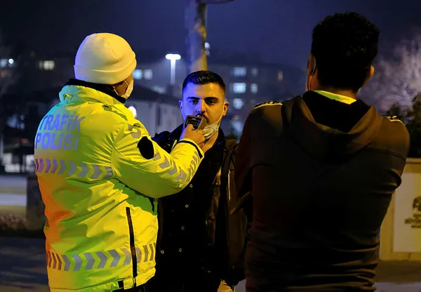 kisitlamayi-ihlal-eden-kisiden-polise-beddua-insallah-arabaniz-bozulur-da-benim-tamirhaneye-gelmezsiniz-agabey-1607720467883.jpg Kısıtlamayı ihlal eden Konyalı Yusuf B.'den, polise beddua: İnşallah arabanız bozulur da benim tamirhaneye gelmezsiniz ağabey-4