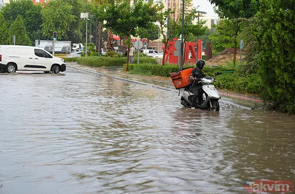 İzmir'de kent merkezi sularla doldu: Ağaçlar devrildi, araçlar gidemedi | Sokakta 2 kişi elektrik akımına kapılarak hayatını kaybetti - 27