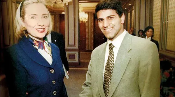 kapalicarsida-bill-clinton-baba-ogul-bush-demi-moore-bruce-willis-ben-affleck-gibi-isimlere-hali-satan-hakan-e-1658902687944.jpg Kapalıçarşı'da Bill Clinton baba-oğul Bush Demi Moore, Bruce Willis, Ben Affleck gibi isimlere halı satan Hakan Evin saldırıya uğradı-4