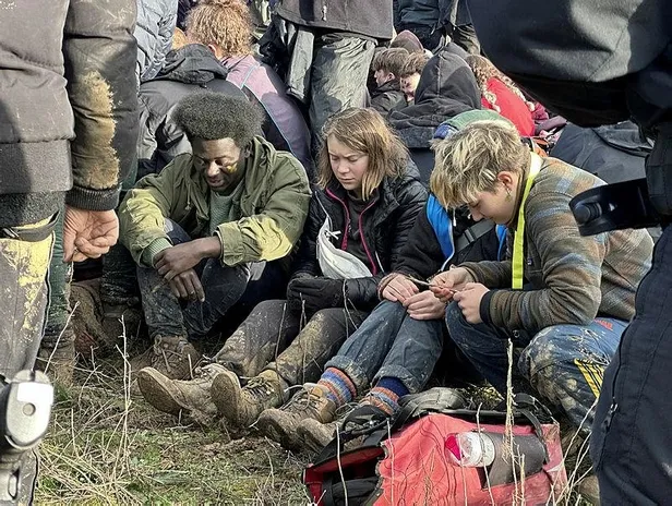 greta-thunbergin-yeni-oyunu-alman-polisiyle-verdigi-poz-ortaya-cikti-1674073472378.jpeg Greta Thunberg'in yeni oyunu! Alman polisiyle verdiği poz ortaya çıktı-1