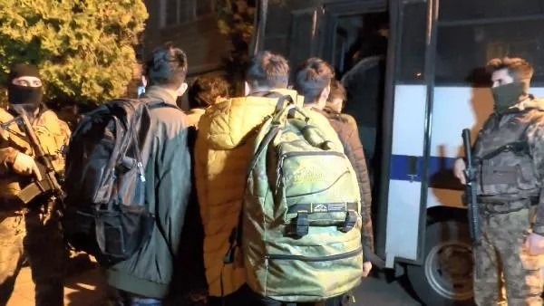 Yasa dışı yollarla Türkiye'ye gelen kaçak göçmenlere şafak baskını-4