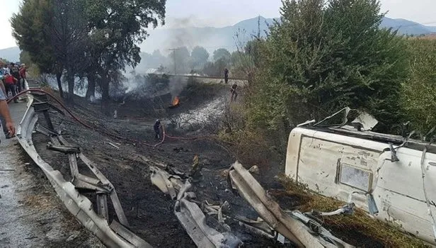 Aydınâın Sultanhisar ilçesinde önüne çıkan araca çarpmamak için manevra yapan servis otobüsü, kontrolden çıkarak tarlaya uçtu. Alev alan otobüsteki yangın yeÅil alana sıçrarken, olayda 20âsi aÄır 44 kiÅi yaralandı. ile ilgili görsel sonucu