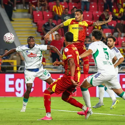 İzmir’de 4 gollü düello! 90+3’teki penaltıyla puanlar paylaşıldı