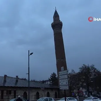 Anadolu’nun en eski camilerinden biri olan tarihi Sivas Ulu Cami’de, Ramazan Bayramı namazı kılındı