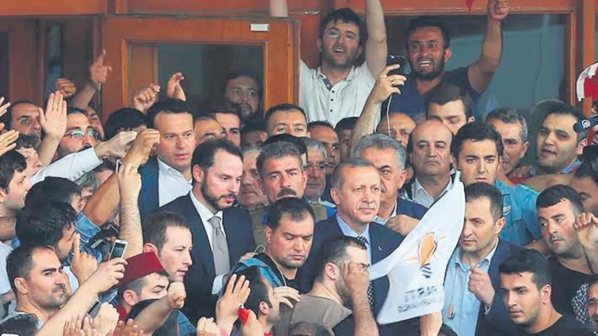 Berat Albayrak 15 Temmuz kara gecesini anlattı: Cumhurbaşkanımız besmele çekti ardından iki rekat sefer namazını kıldı
