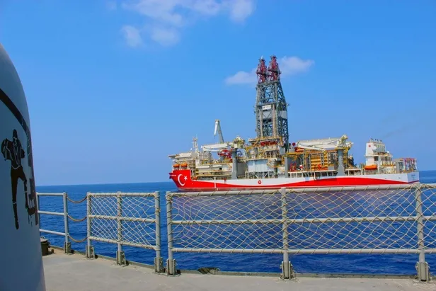 abdulhamid-han-sondaj-gemisi-mavi-vatanda-deniz-kuvvetleri-refakat-ediyor-1660221474260.jpeg Abdülhamid Han sondaj gemisi Mavi Vatan'da! Deniz Kuvvetleri refakat ediyor-5