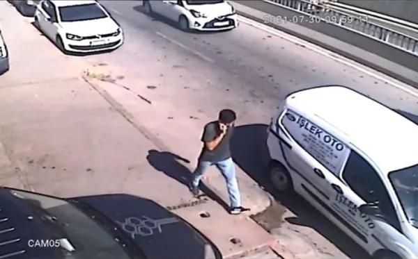 adanada-istedigi-parayi-vermeyen-babasini-vurmak-isteyen-genc-araya-giren-bir-kisiyi-oldurup-kacti-1628495175843.jpg Adana'da istediği parayı vermeyen babasını vurmak isteyen genç araya giren bir kişiyi öldürüp kaçtı-3