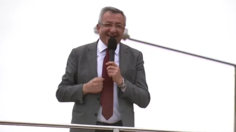 Engin Altay CHP'li Özgür Özel'i "çırağım" diyerek kürsüye çağırdı!