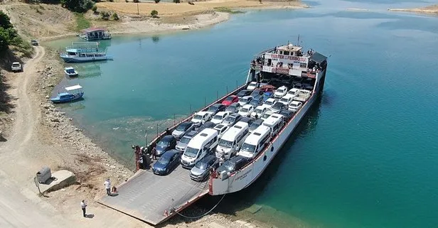 Kurban Bayramı dönüşü Elazığ-Pertek feribotlarında uzun araç kuyruğu