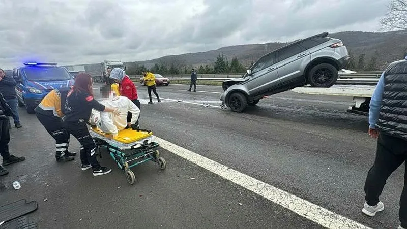 Düzce'de feci kaza! Lüks cip otoyolda otomobile arkadan çarptı: 3 kişi hayatını kaybetti 1'i bebek iki kişi yaralandı-2