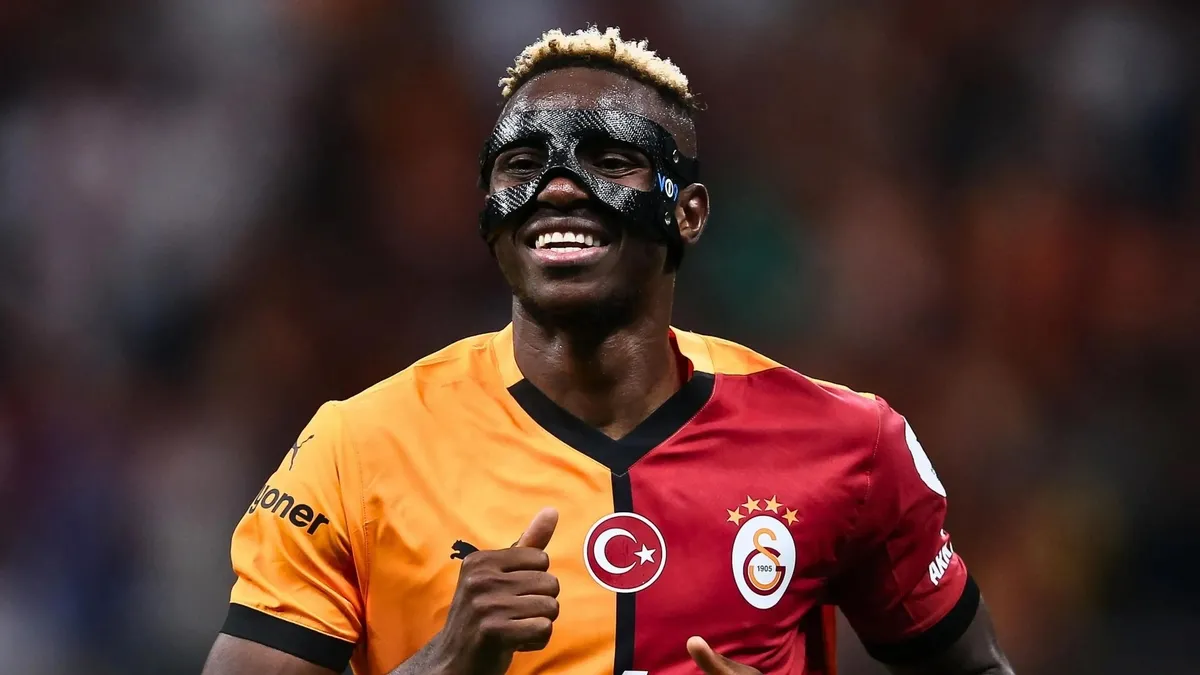 Osimhen kafasını çalıştırıyor!