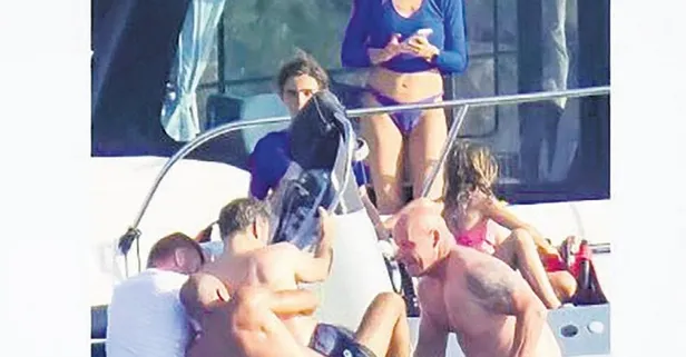 Macron kündeye geldi | Korumalarıyla güreşti denizi boyladı