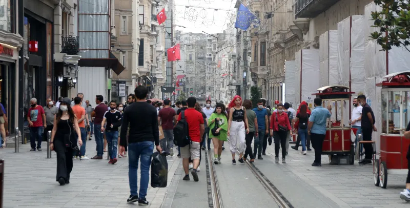 Taksim'de koronavirüs tedbirlerine uyulmadı! Artan vakalara rağmen maskeler ellerde - 10