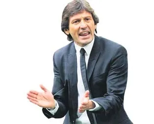 Aslan’ı inceliyor