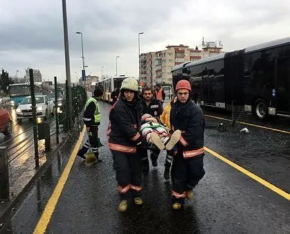 İstanbul’da metrobüs kazası! Yaralılar var