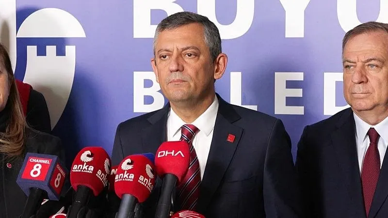 CHP Genel Başkanı Özgür Özel, İBB'nin Saraçhane'deki binasına ziyarete gelen DİSK Genel Başkanı Arzu Çerkezoğlu ve beraberindekilerle basın açıklaması yaptı. (DHA)