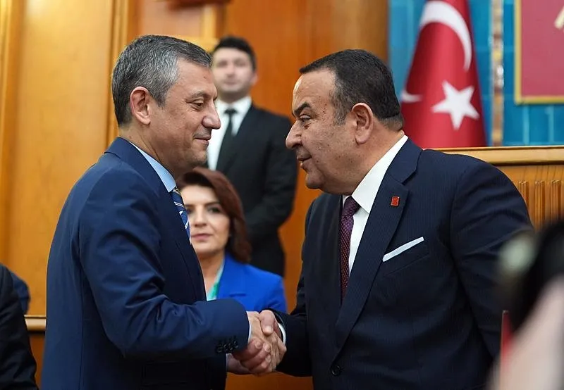 CHP Genel Başkanı Özgür Özel, CHP'ye katılan bağımsız Ankara Milletvekili Adnan Beker'e rozetini taktı. (AA)