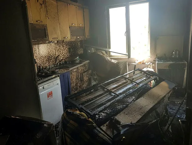 Antalya'da küle dönen evdeki Türk bayrağı zarar görmedi-1