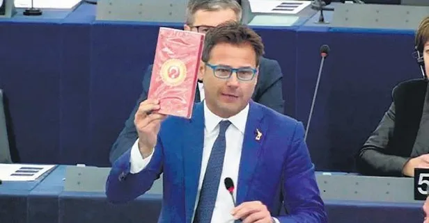 Terörist YPG sevici İtalyan vekil Angelo Ciocca haddini aştı! Avrupa Parlamentosu’nda Türk çikolatasını yere fırlattı