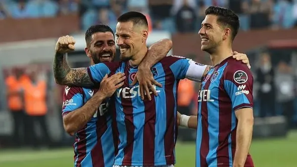 firtina-ezdi-gecti-trabzonspor-alanyaspora-karsi-geriye-dustugu-macta-gol-yagdirdi-1685829967492.jpeg
