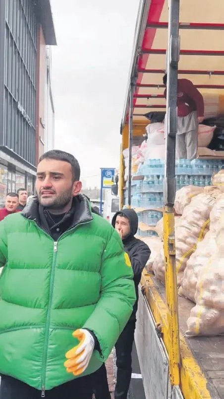 Ünlü oyuncular ve şarkıcılar deprem felaketi sonrası kolları sıvadı