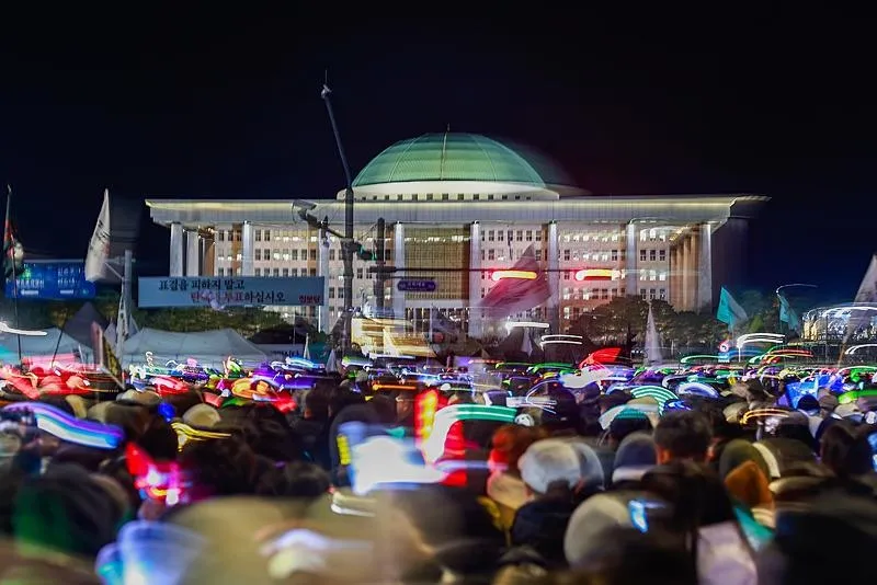 Güney Kore'de muhalefet partilerinin, Devlet Başkanı Yoon Suk Yeol'un 3 Aralık gecesi başarısız sıkıyönetim ilanı nedeniyle görevden alınması için meclise sundukları yeni önerge oylanarak kabul edildi. Başkent Seul'deki Ulusal Meclis önünde toplanan vatandaşlar alınan kararı kutladı. (AA/14 Aralık 2024)