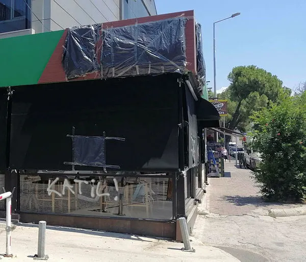 son-dakika-pinar-gultekini-katleden-katil-cemal-metin-avcinin-islettigi-mekandaki-yazilar-silindi-gazeteler-kaldirildi-1595942384264.jpg Son dakika: Pınar Gültekin'i katleden katil Cemal Metin Avcı'nın işlettiği mekandaki yazılar silindi!-1