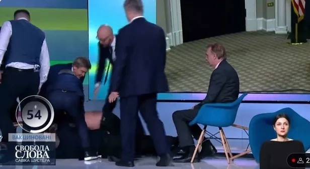 Ukrayna'da Rus yanlısı milletvekili Nestor Shufrych yumruğu yedi! Canlı yayında tekme tokatlı kavga-5