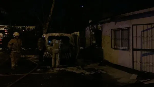 Gece yarısı yangın paniği! Pendik'te polis aracı yandı, alevler hastanenin arşiv binasına sıçradı-5