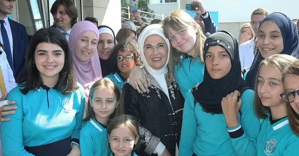 Emine Erdoğan'dan Maarif okullarına ziyaret