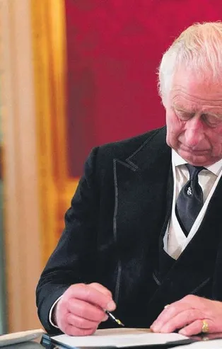 Kraliçe Elizabeht’in ölümüyle İngiltere’de Kral 3. Charles dönemi başladı! Yeni kralın elindeki şişlik gündem oldu