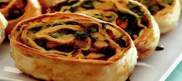 Sebzeli Tavuklu Börek Tarifi