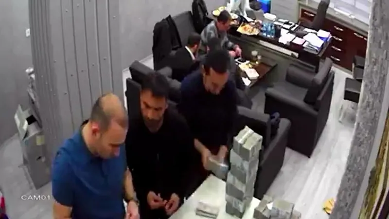 chplilerin-para-sayma-goruntulerine-iliskin-sorusturmada-11-supheli-daha-ifadeye-cagrildi-1713274995864.jpeg CHP'lilerin "Para sayma" görüntülerine ilişkin soruşturmada 11 şüpheli daha ifadeye çağrıldı-3