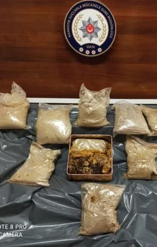 Van’da uyuşturucu operasyonu! Bal kutuları altında 9 kilo eroin bulundu