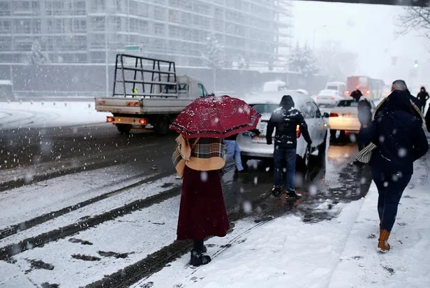 İstanbul felç oldu! Uyarılara rağmen İBB tedbir almayınca kazalar peş peşe geldi