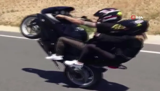 İstanbul'un göbeğinde skandal görüntü! Motosikletli maganda yakalandı