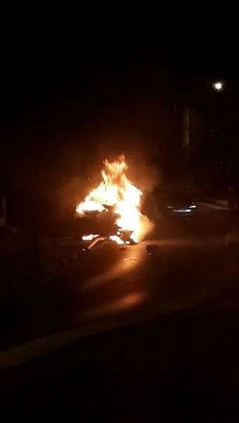 Son dakika: İstanbul Üsküdar'da gece yarısı korkutan kaza: Aydınlatma direğine çarpan otomobil alev alev yandı-2