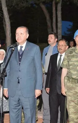 Komandolarla iftar yaptı