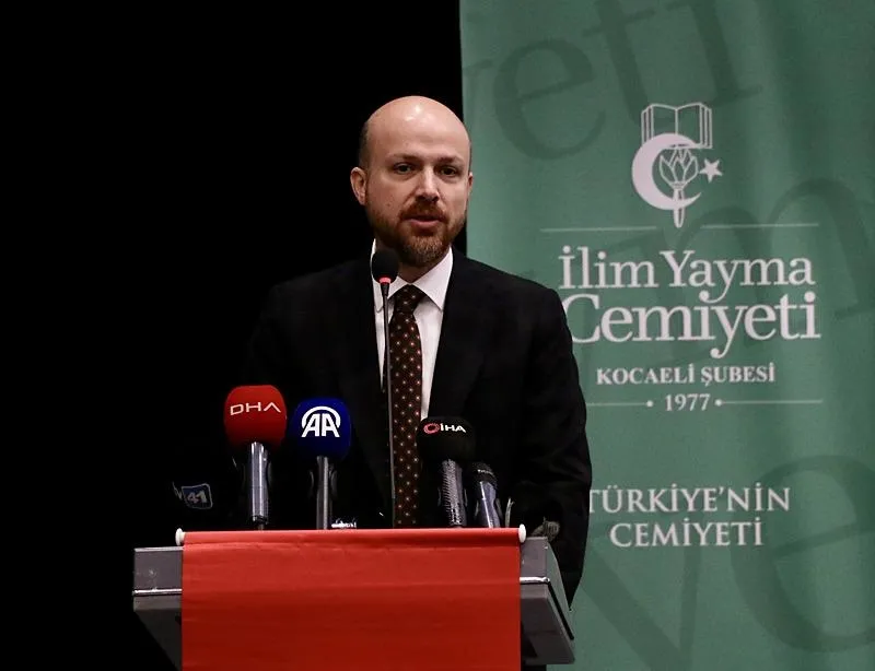 İlim Yayma Vakfı Mütevelli Heyeti Başkanı Bilal Erdoğan, İlim Yayma Cemiyeti Kocaeli Şubesi Olağan Genel Kurulu'nda konuştu. (AA)