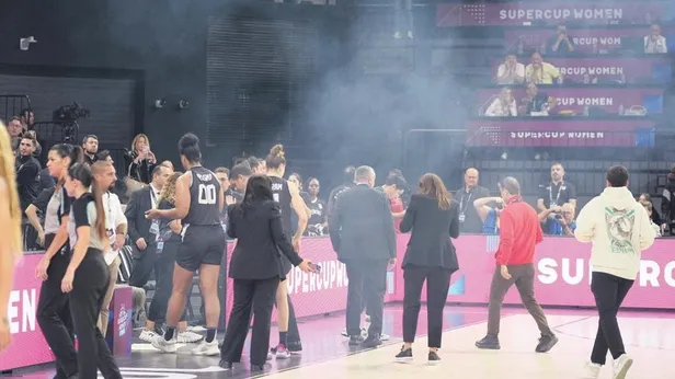 Potada olaylı derbi: Fenerbahçe Opet-Beşiktaş arasındaki FIBA Kadınlar Süper Kupa maçı ertelendi